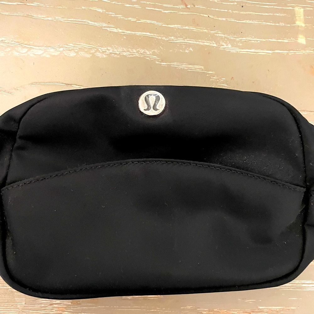New lululemon bag, perfect for make up, extra bag for purse